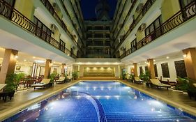 Smiling Deluxe Hotel